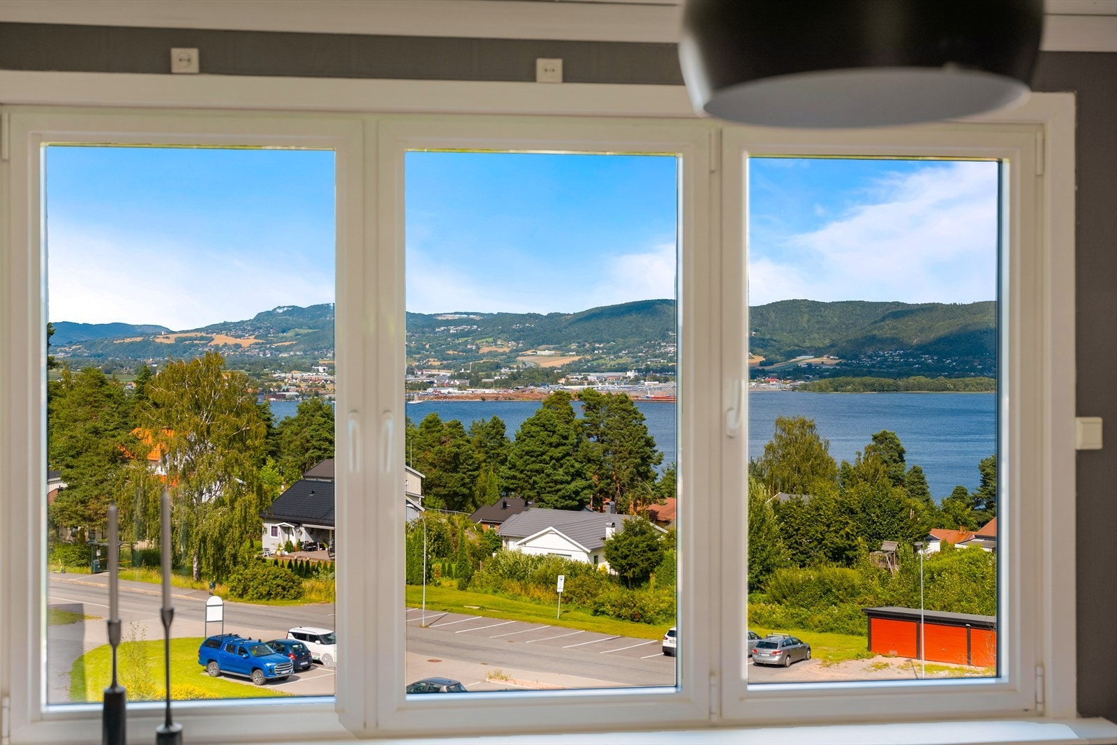 Alt er lagt til rette for optimal lyssetting inn og den fantastiske utsikten mot innseilingen til Drammen bringes fint inn i stuen. Galleribilde