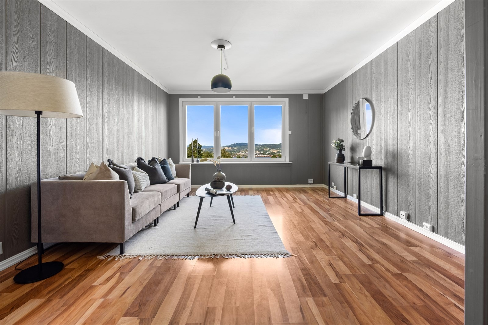 Stuen er arealeffektiv med rom for møbleringsmuligheter med sofakrok, spisebord og tv-møblement. Galleribilde