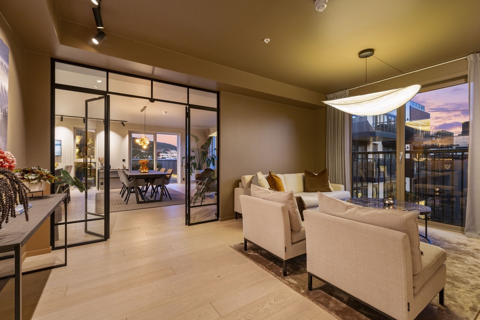 TV-stue med fransk balkong som gir ekstra luft og lys. Design taklampe og møbler kan kjøpes separat. Galleribilde