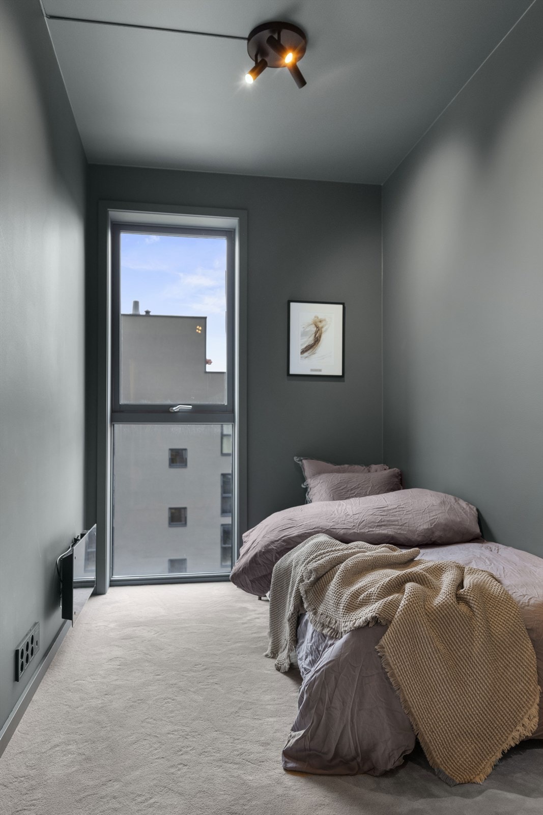 Soverom 2 - designet for avslapning og velvære og har vegg-til-vegg-teppe. Galleribilde