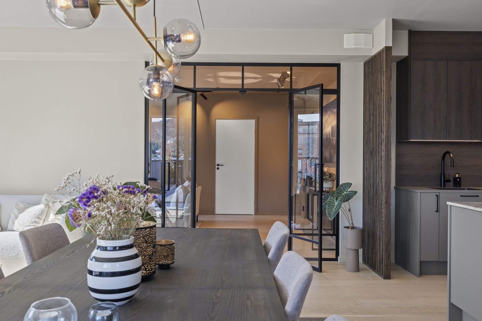 Lekker spilevegg nøye utvalgt av interiørdesigner. Galleribilde