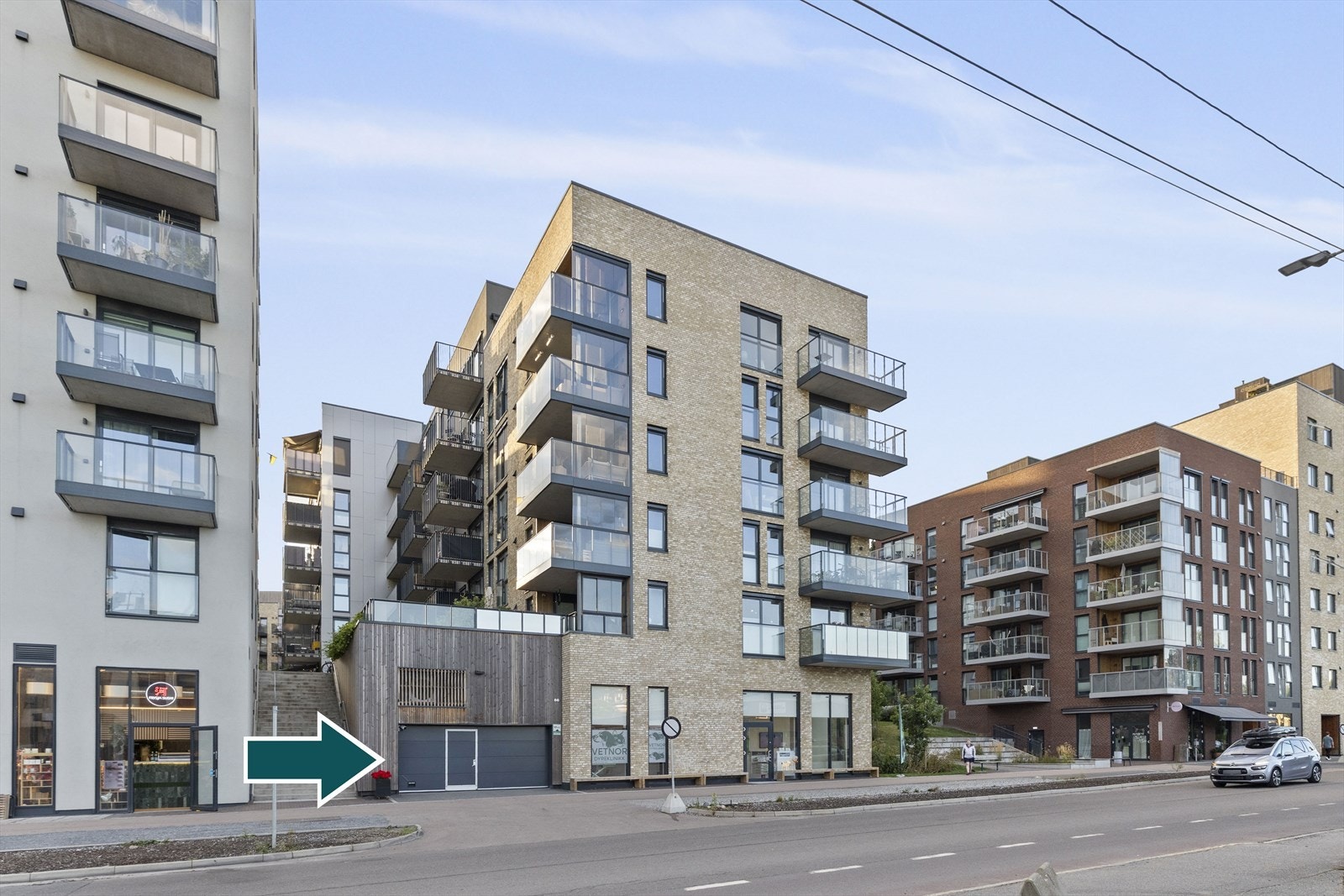 Leiligheten ligger på toppen av blokka. Enkel adkomst til garasjen fra Frysaveien. Galleribilde