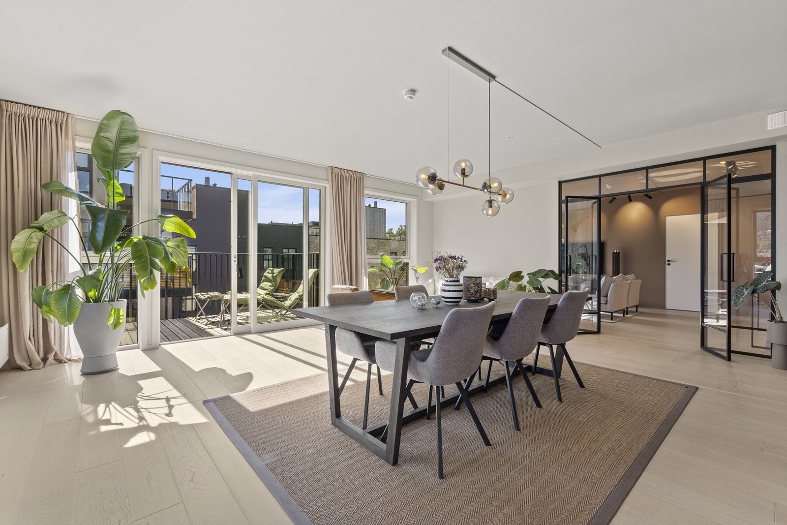 Stuene kan separeres med elegante glassdører i sort smijern. Galleribilde