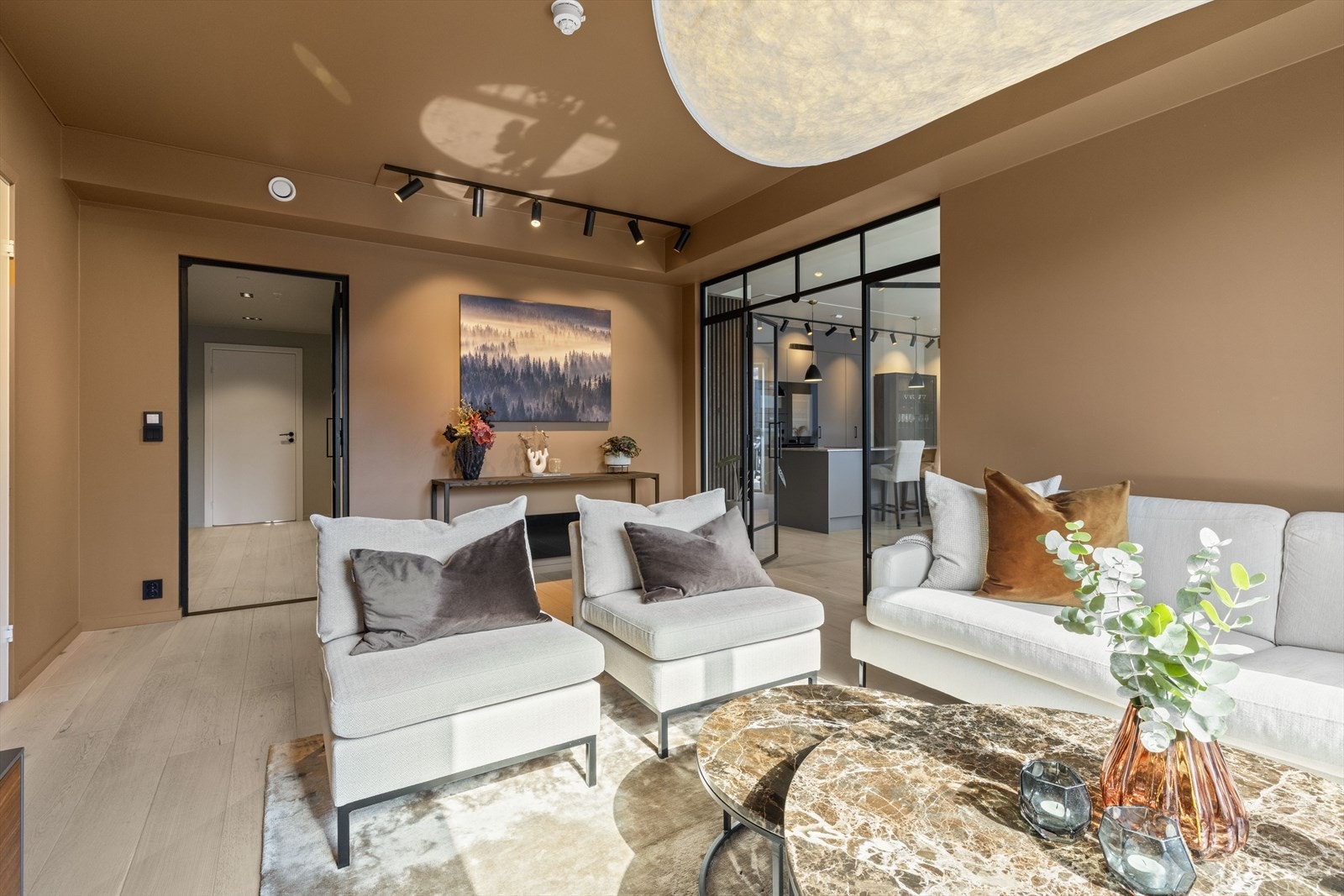 Fra tv-stuen har man direkte inngang til hovedstuen og gang. Møbler og taklamper kan kjøpes, mens spotter medfølger boligen. Galleribilde