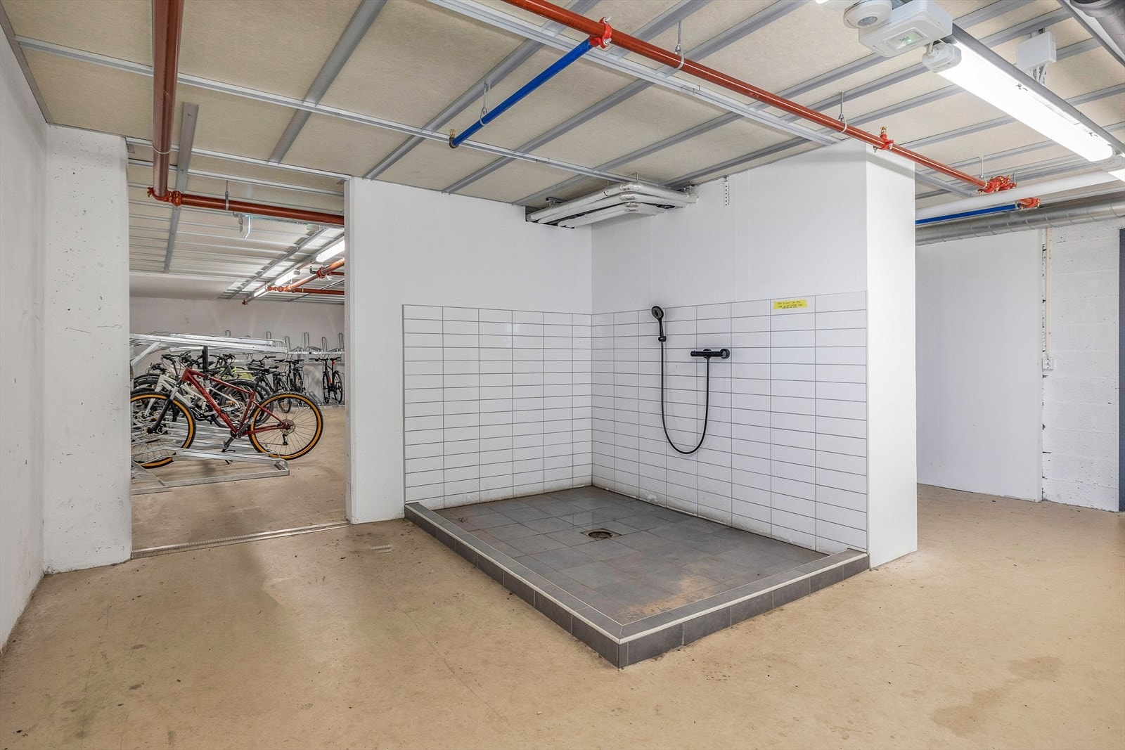 I garasjen kan man vaske sykkelen. Galleribilde