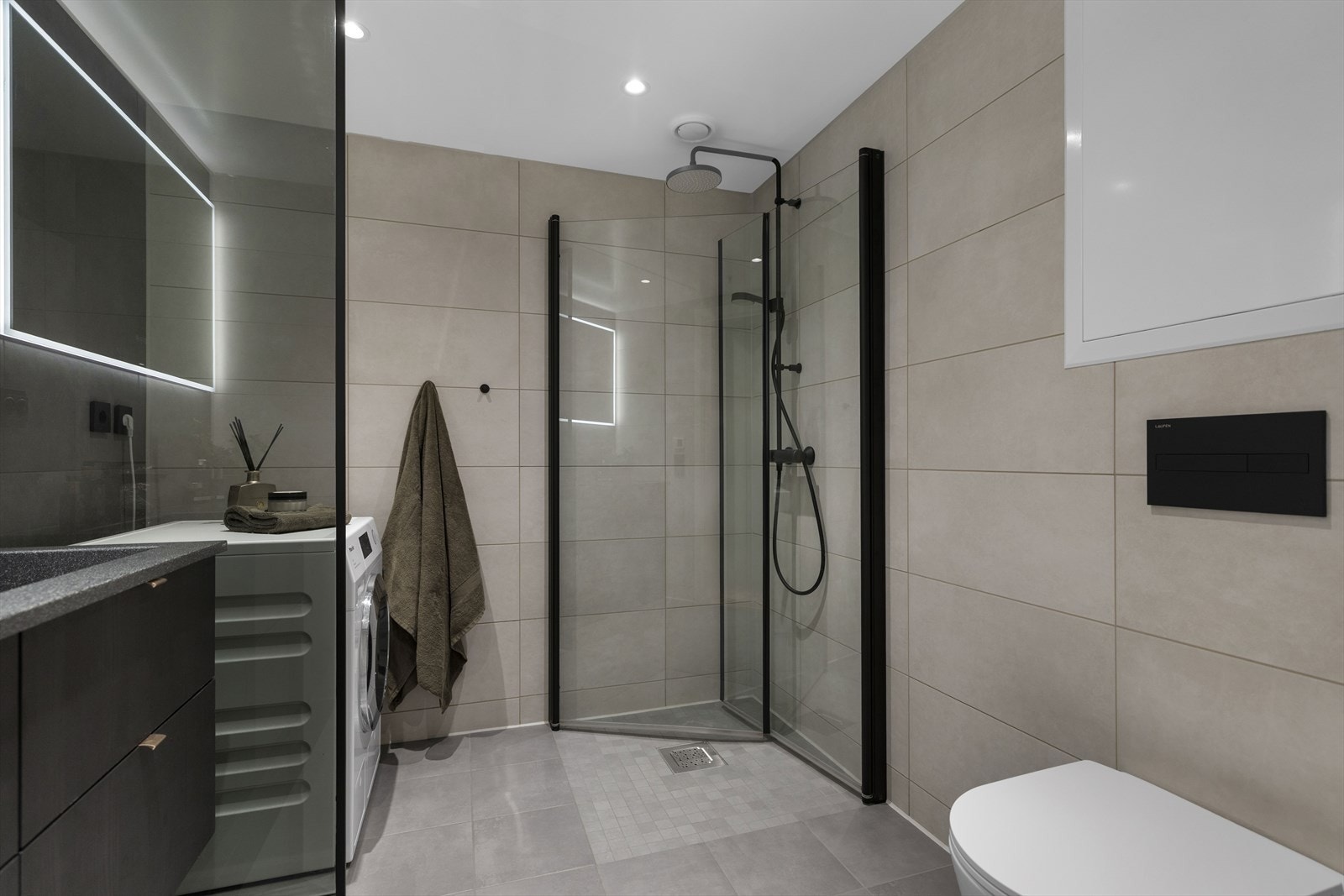 Bad 2 - elegant regndusj og smart oppbevaring for vaskemaskin og tørketrommel. Galleribilde