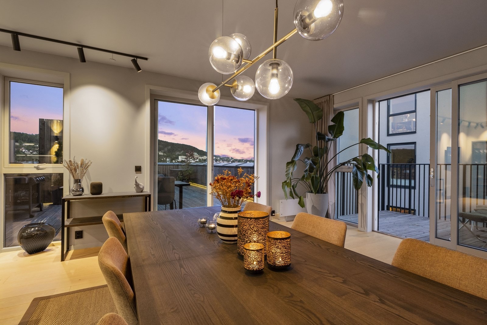 Utsikten er fin - selv fra spisebordet. Galleribilde