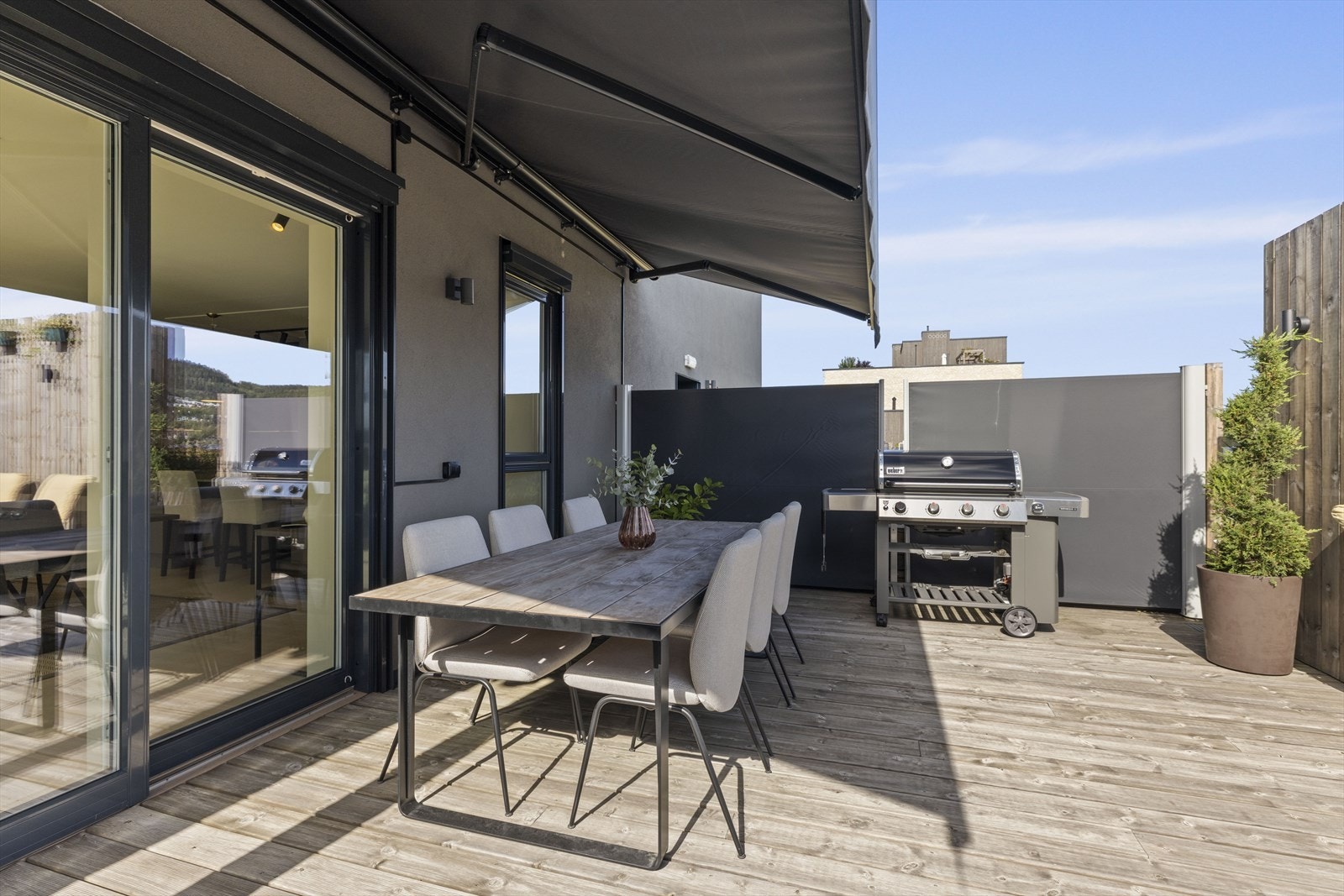 Bak grillen er det satt opp skillevegger som kan tas ut og inn etter behov. Motorisert markise og utvendige screen gardiner er fint ved solfylte dager. Galleribilde