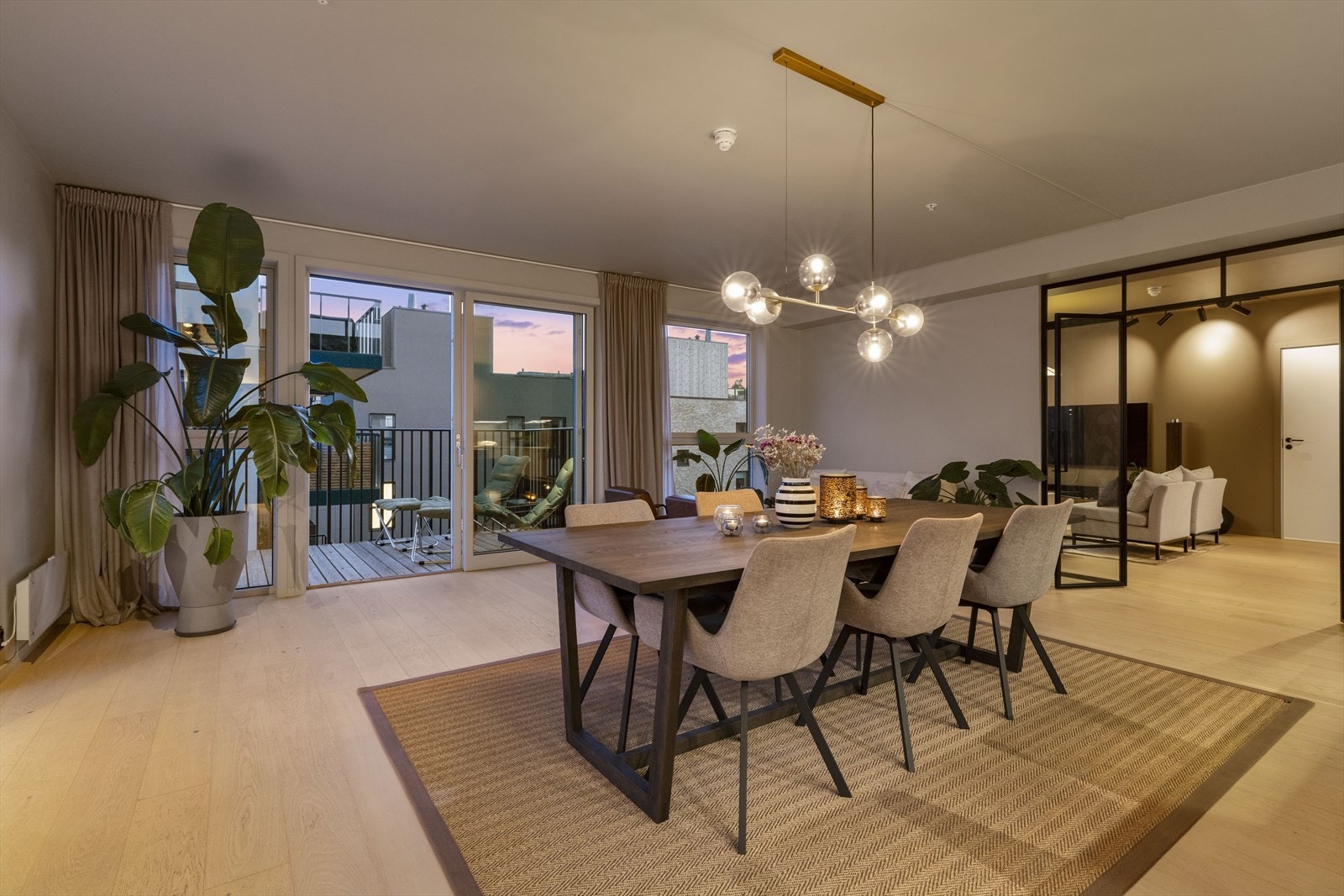 De eksklusive design taklampene og møblene er tilgjengelige for kjøp ved behov. Galleribilde