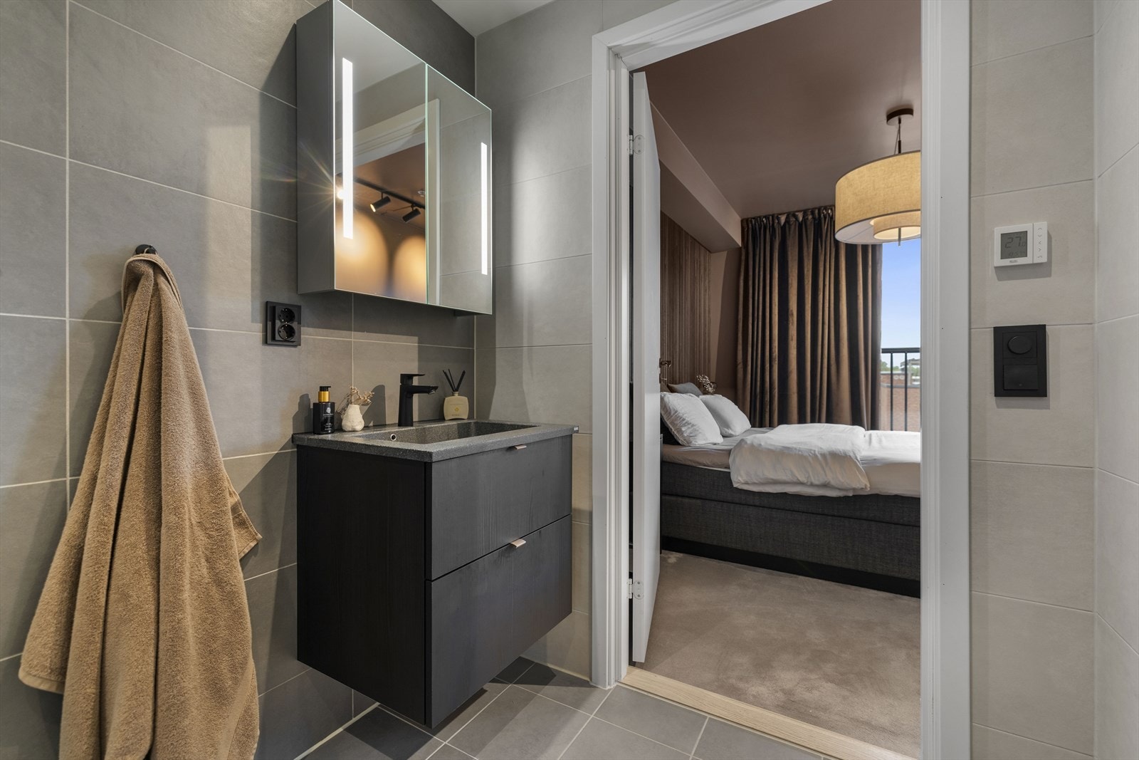 Privat bad med stil - direkte fra hovedsoverommet. Galleribilde