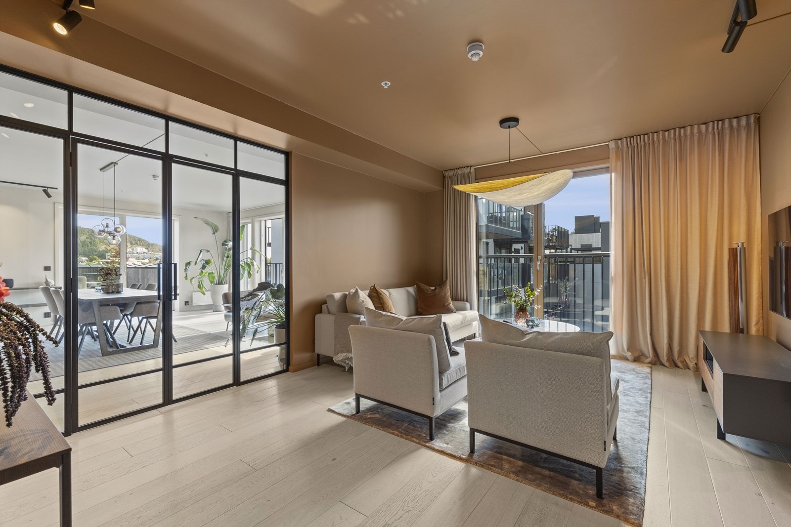 Fransk balkong med store vinduer som kan åpnes i TV-stuen. Galleribilde