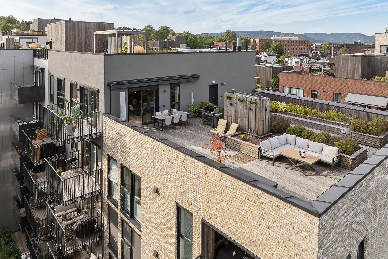 140 kvm med gjennomført luksus på Frysja. Solrik balkong (8 kvm) og unik takterrasse på hele 72 kvm. Galleribilde