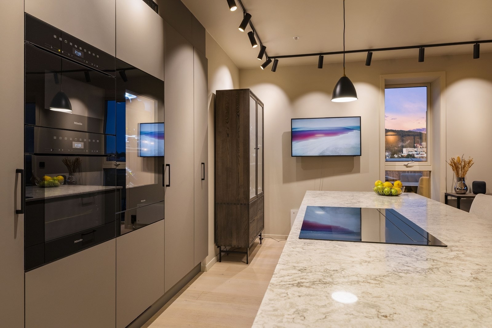 Det stilrene HTH-kjøkkenet kombinerer tidløs design med funksjonalitet, og toppes med en benkeplate i naturstein/kompositt som gir et eksklusivt preg. Galleribilde