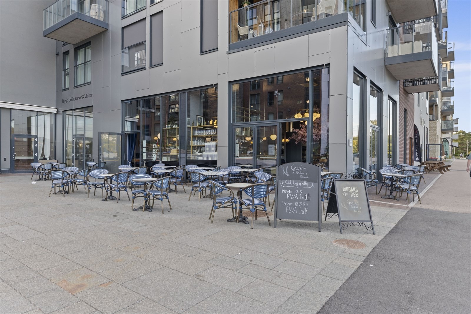 Nyt et godt glass på den lokale vinbaren. Galleribilde