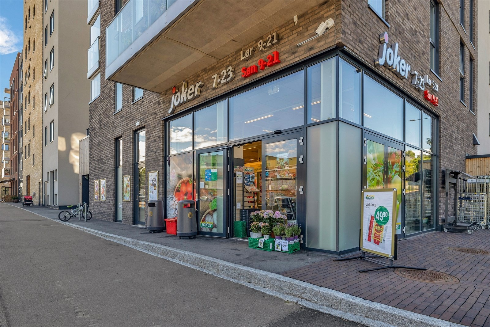 Til den søndagsåpne Jokeren i bunnen av naboblokken, kan man kjøpe det man trenger hver dag. Galleribilde