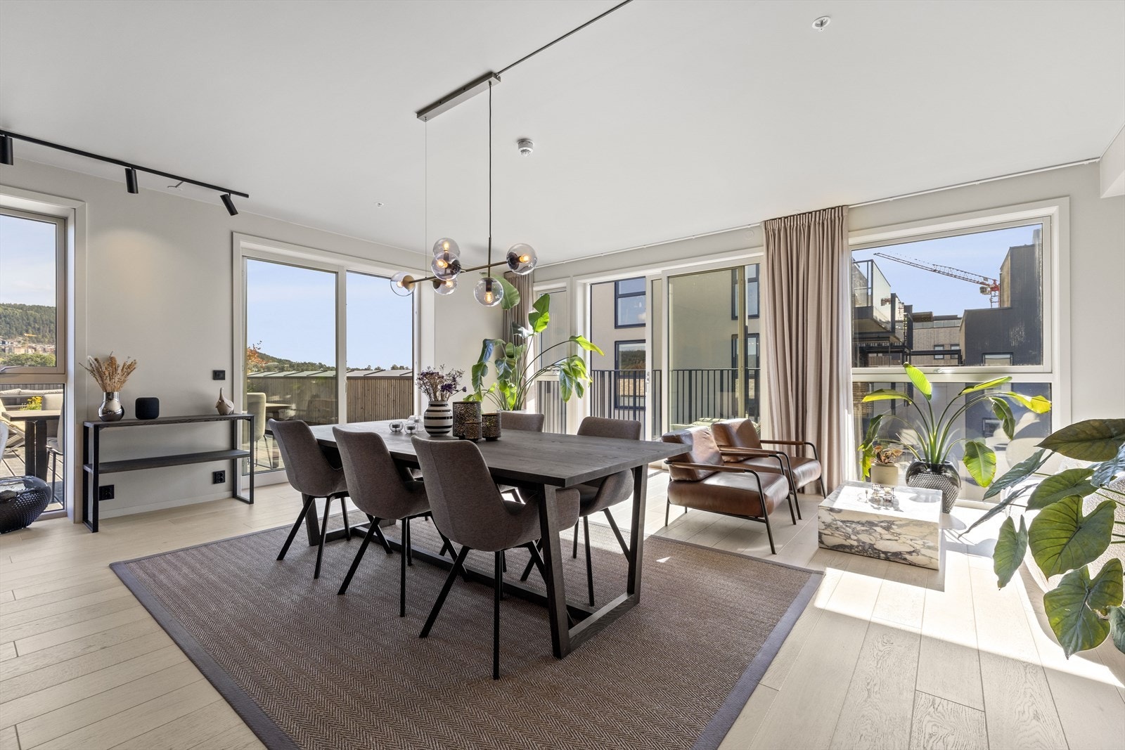 Stuen imponerer med sitt rålekre design og store vinduer som slipper inn rikelig med dagslys. Galleribilde