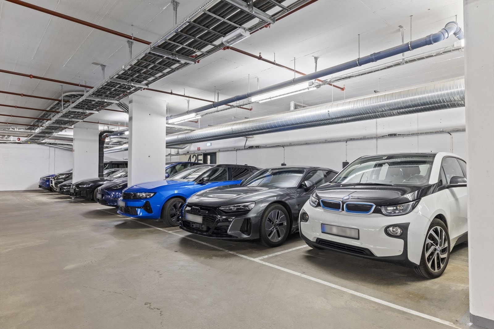 Det medfølger 2 parkeringsplasser (plass nr. 39 og 40) til boligen. Begge (de 2 nærmeste) har egne ladepunkt for el-bil. Galleribilde