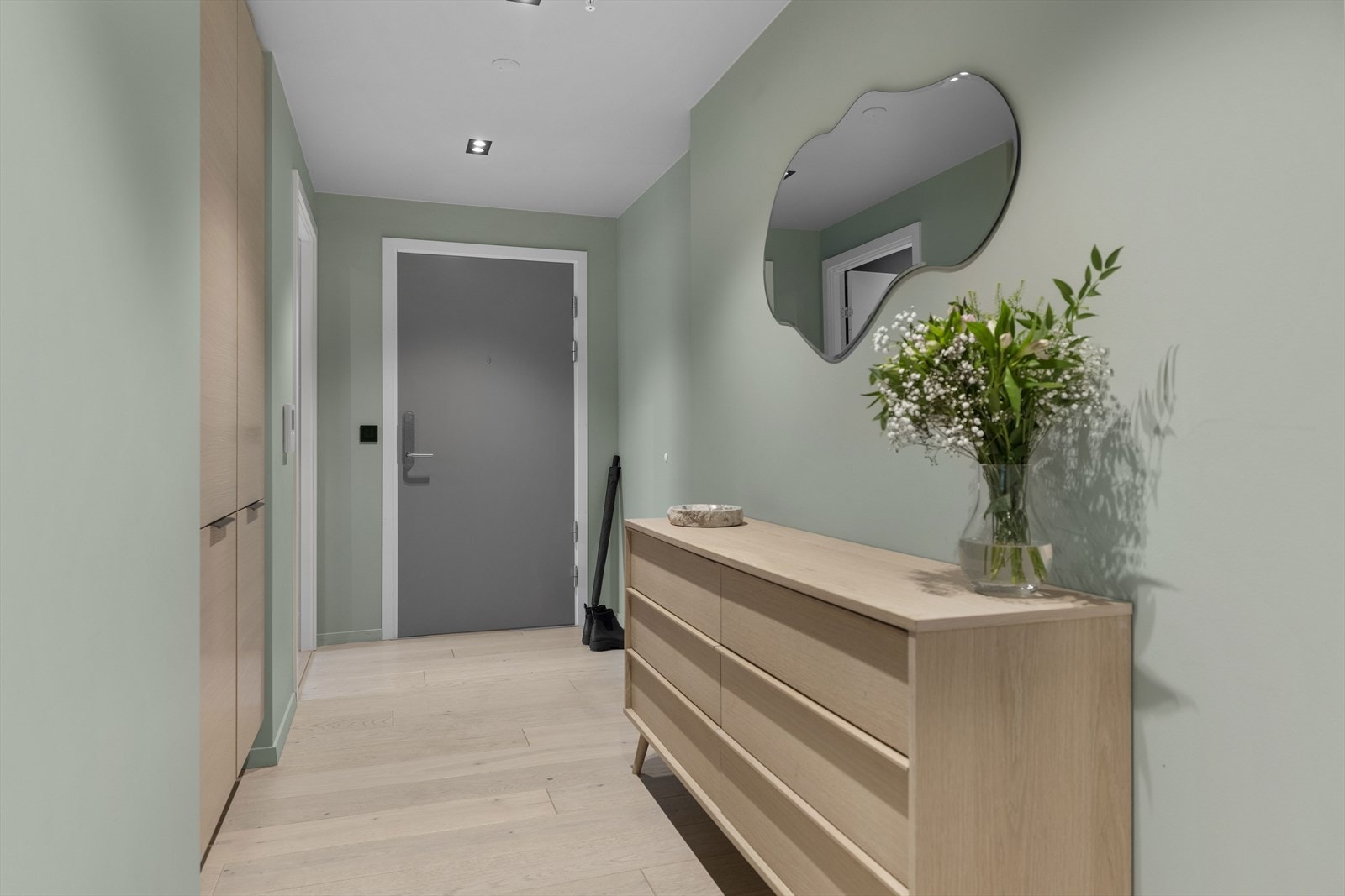 Romslig entré med luksuriøs følelse og smart oppbevaring. Galleribilde