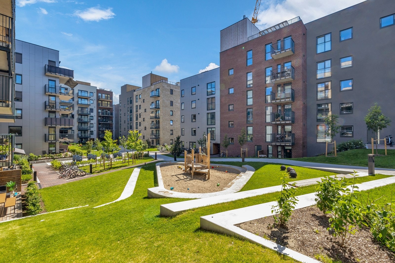 Mellom blokkene i sameiet ligger en skjermet og koselig rekreasjonsplass for stor og små. Galleribilde