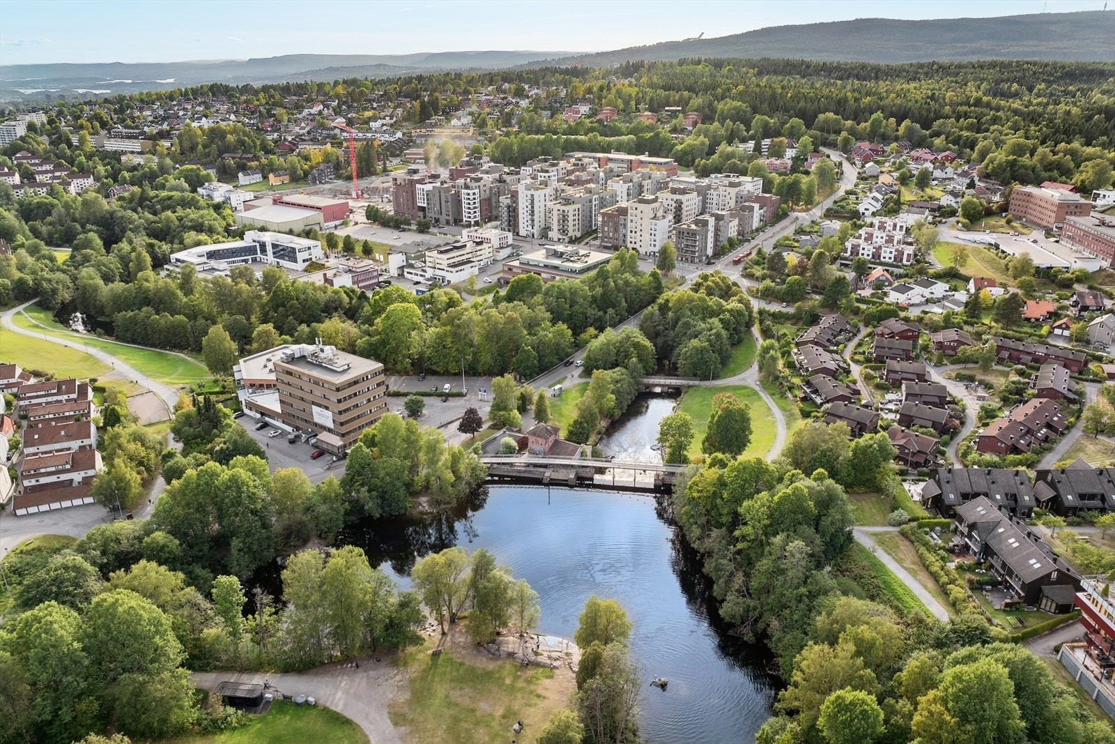 Kun 5 minutters gange fra boligen finner du Frysja badeberg ved Akerselva, med vakre Brekkefossen som bakteppe. Her kan du nyte frodig natur og avslappende omgivelser. Galleribilde