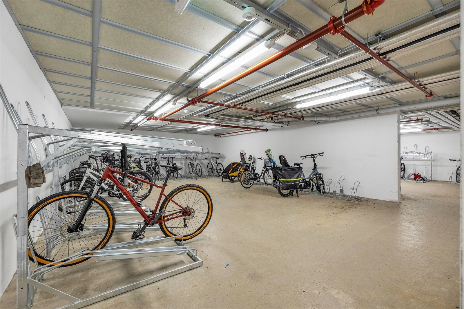 Sameiet har flere romslige områder for oppbevaring av sykler. Galleribilde