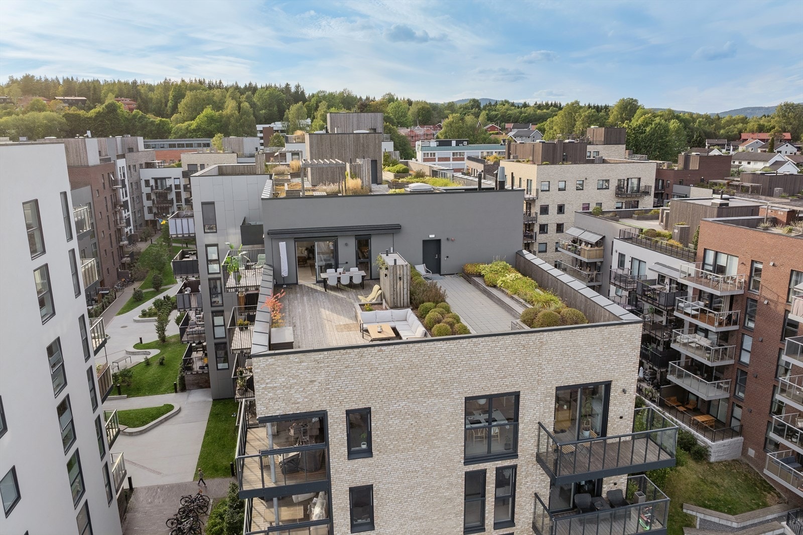 Til venstre ser du balkongen på 8 kvm. Den møblerte takterrassen til venstre på 72 kvm. tilhører leiligheten. Galleribilde