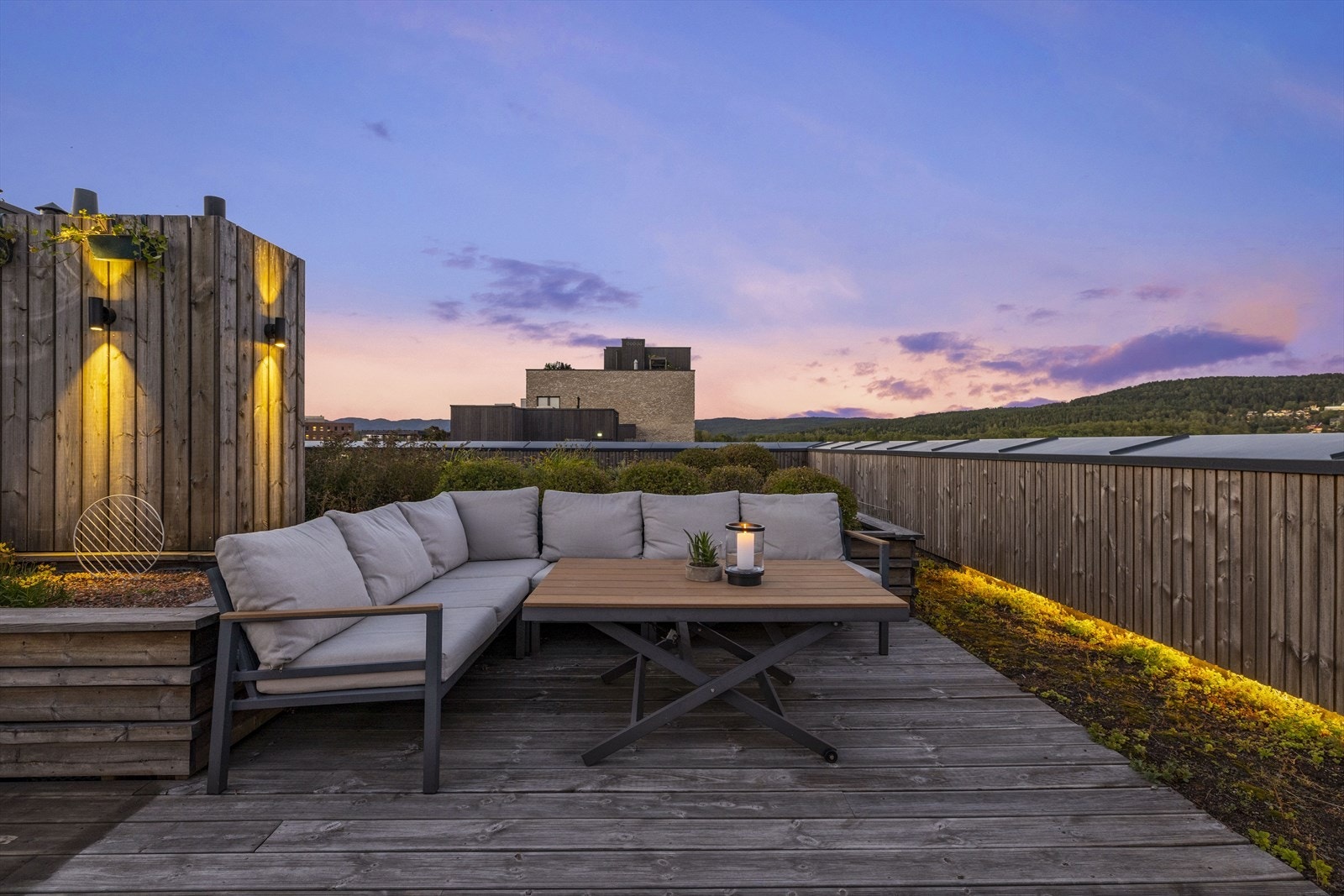 Lysene som inngår Plejd smartkontroll, går på av seg selv ved solnedgang og slår seg av når solen dukker opp. Galleribilde