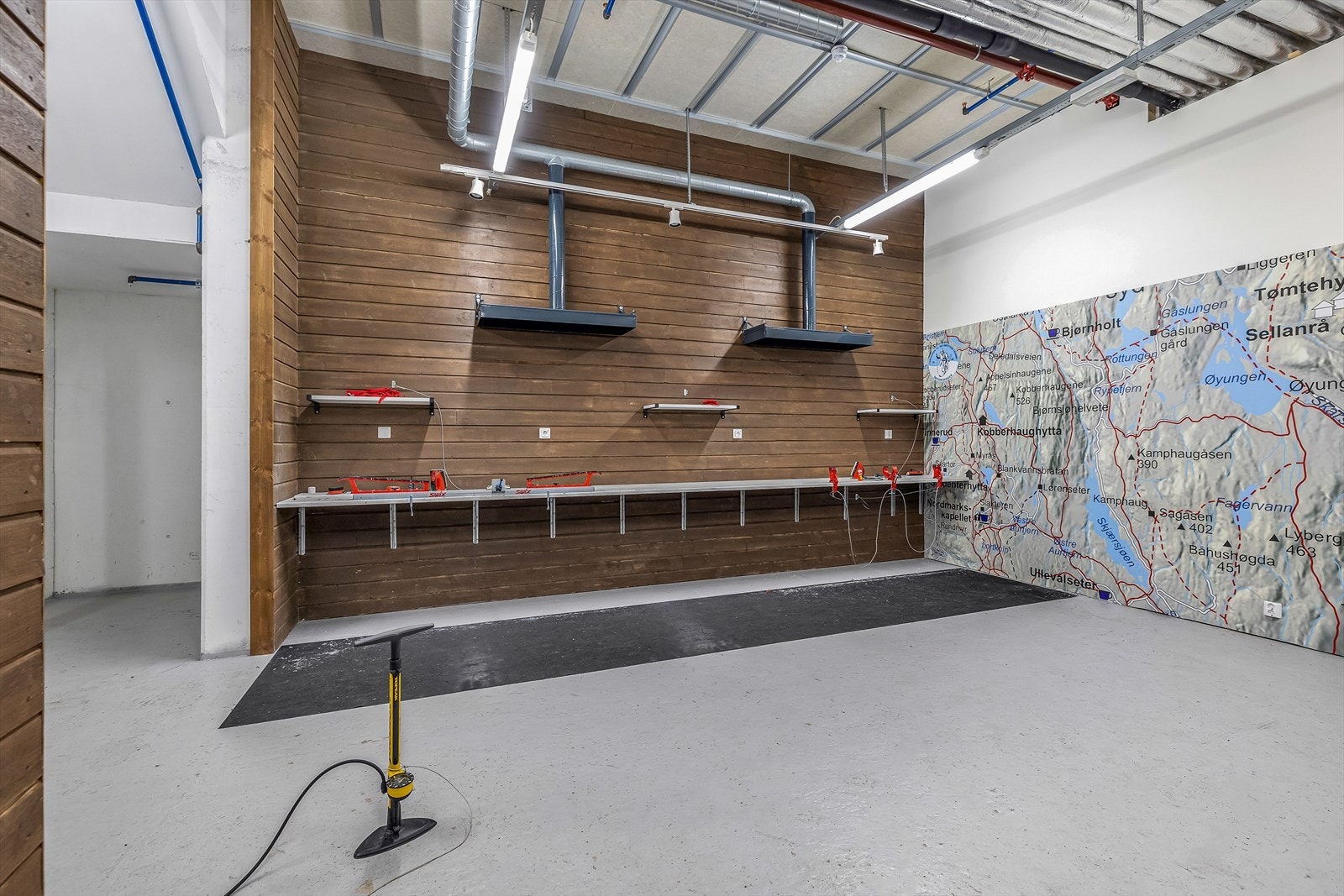 Smøreboden i garasjen er meget populær for de som elsker å gå på ski i marka. Galleribilde