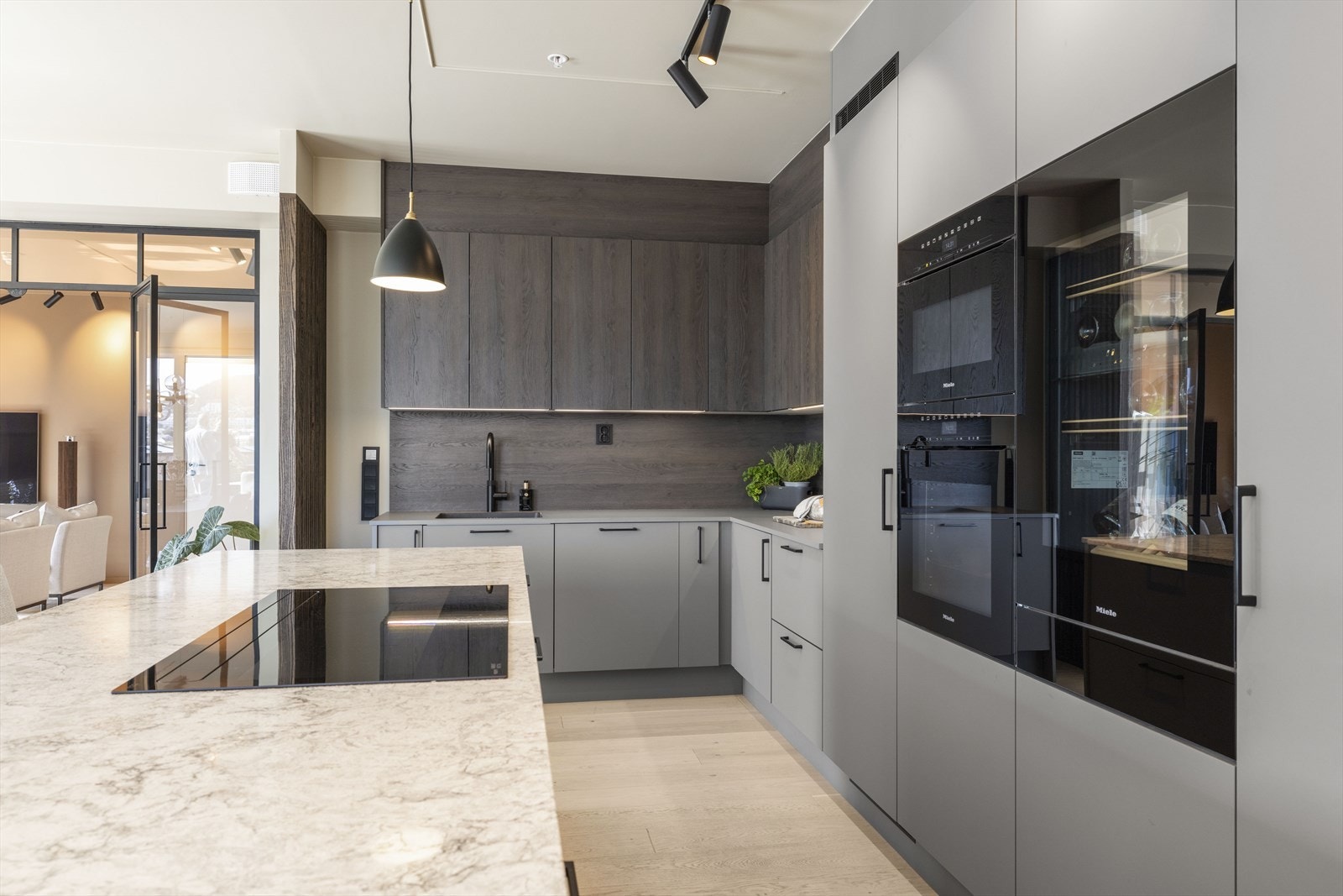 Interiørdesignerens valg av farger og materialer gir et eksklusivt helhetsinntrykk. Galleribilde