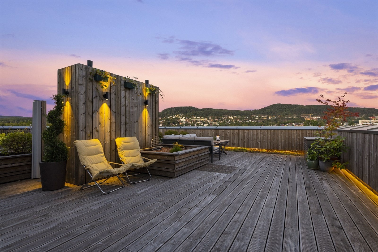 Smarthuskomfort: Lysene på takterrassen styres via Plejd-app og tennes automatisk ved solnedgang. Galleribilde