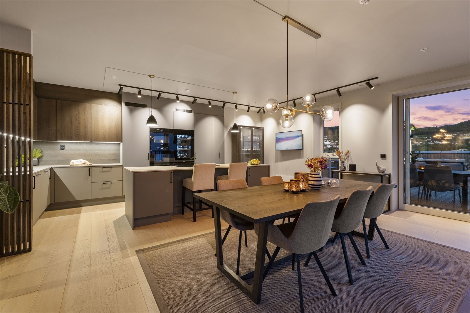 Fra møbler og innredning til belysning er alt planlagt for å skape en helhetlig og gjennomført stil. Galleribilde