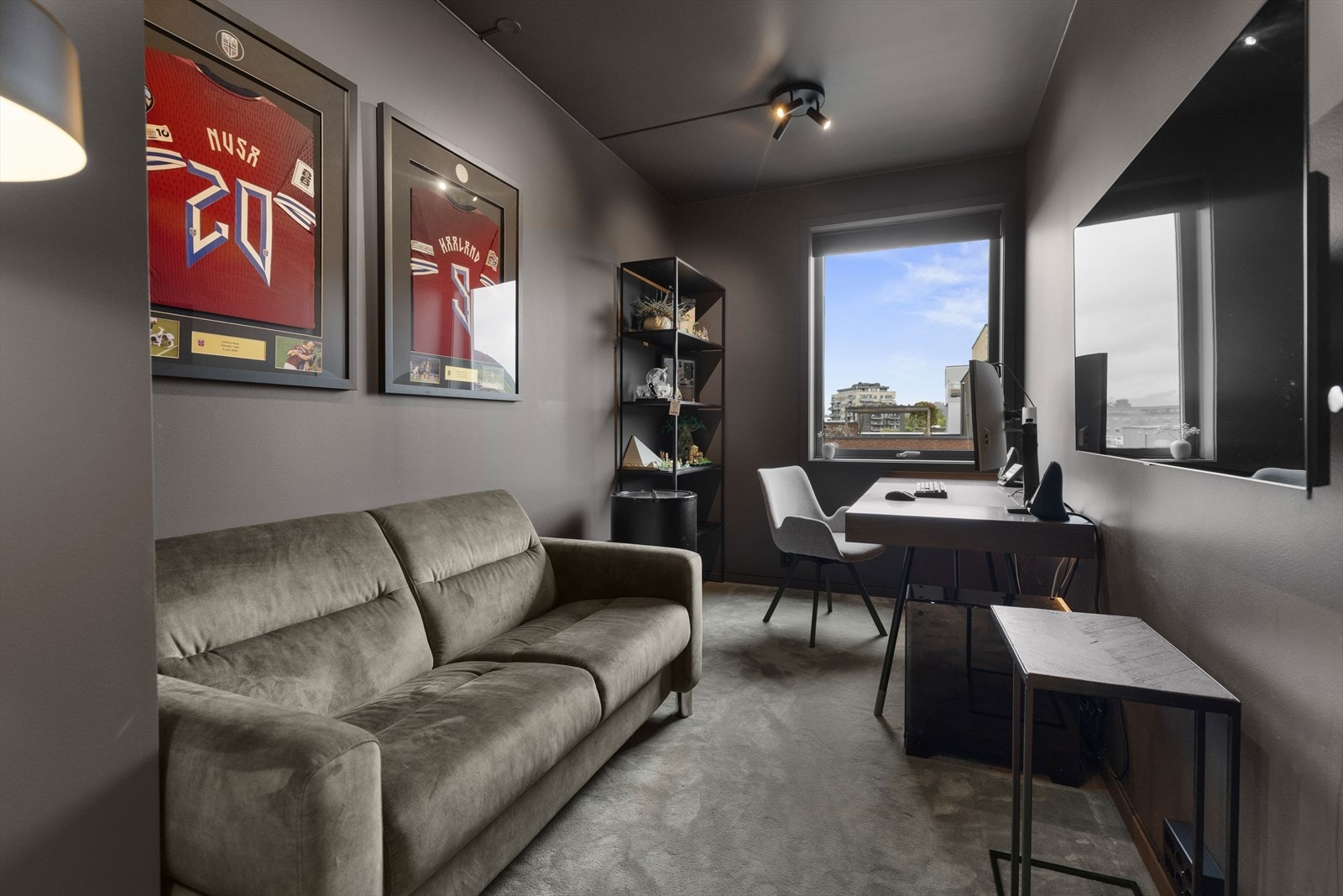 Perfekt gjesterom eller kontor med vegg-til-vegg-teppe. Moderne og elegant design. Galleribilde