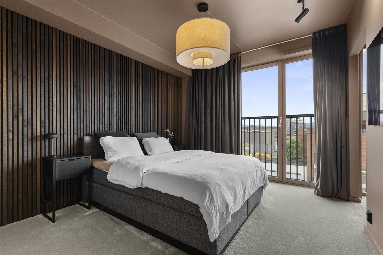 Lys, luft og stil - ditt hovedsoverom med fransk balkong. Galleribilde