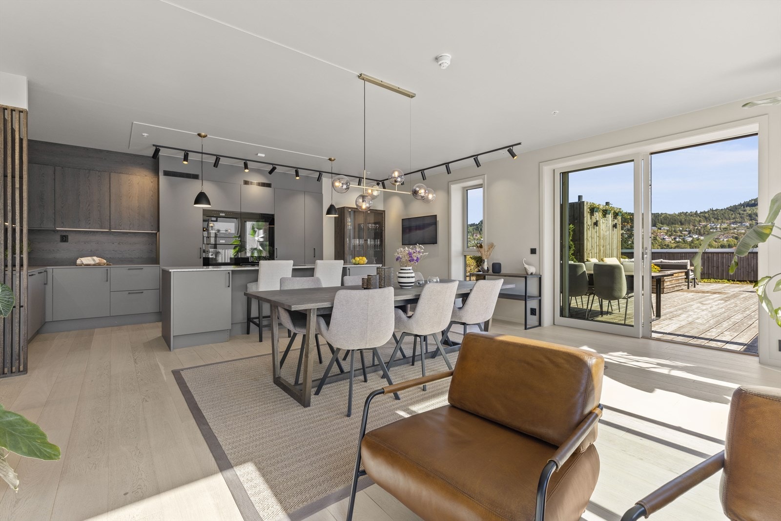 Det eksklusive kjøkkenet fra HTH har rikelig lys som gir optimale matlagingsmuligheter. Galleribilde