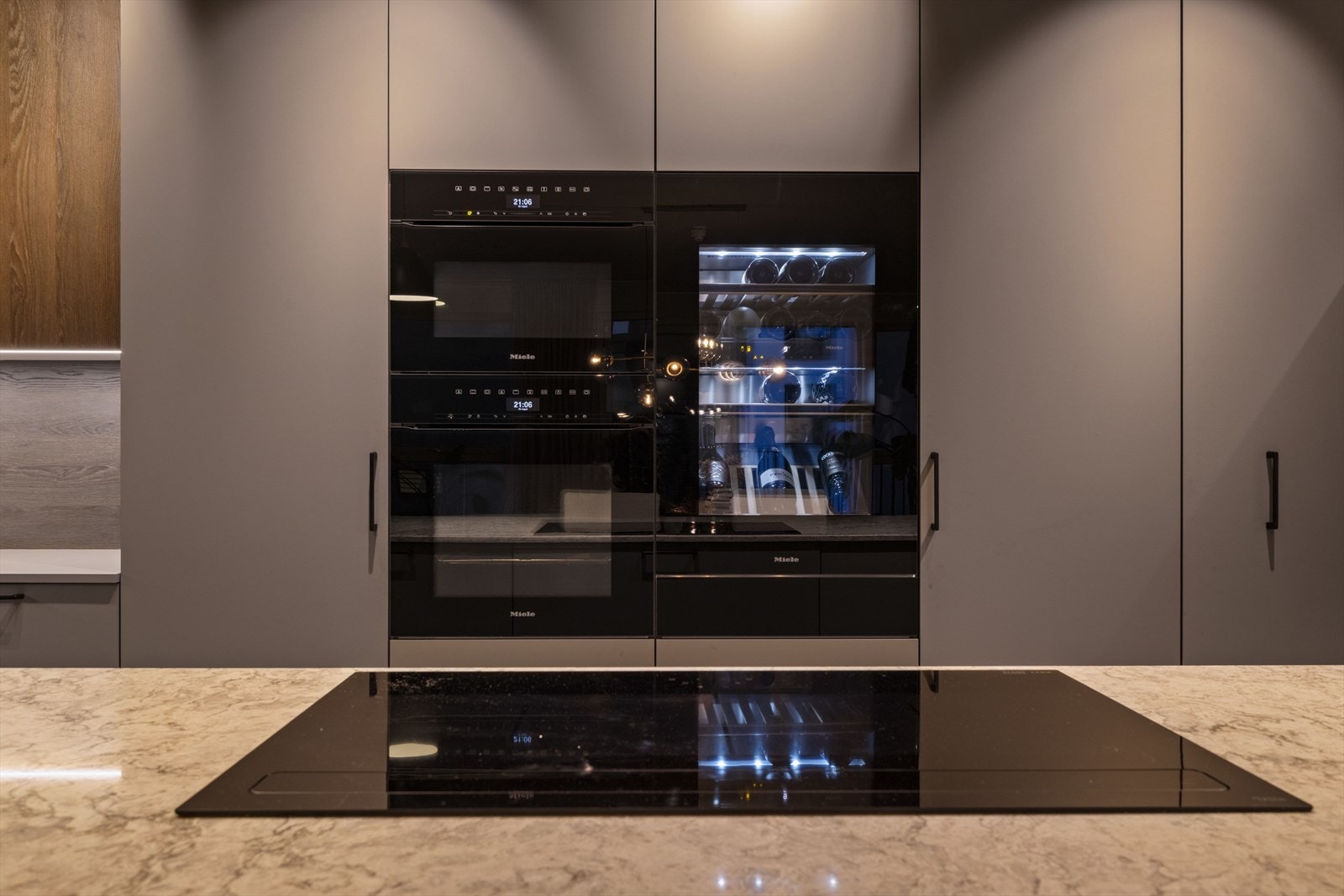 Kjøkkenet er utstyrt med hvitevarer fra Miele, eksklusiv koketopp fra RørosHetta Panorama. Galleribilde