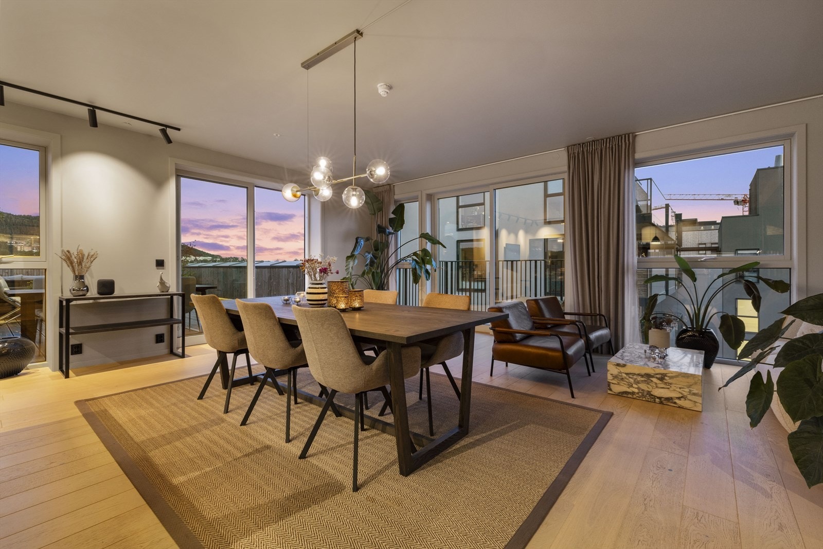 Opplev spisestuen i skumringens varme, dempede lys. Galleribilde