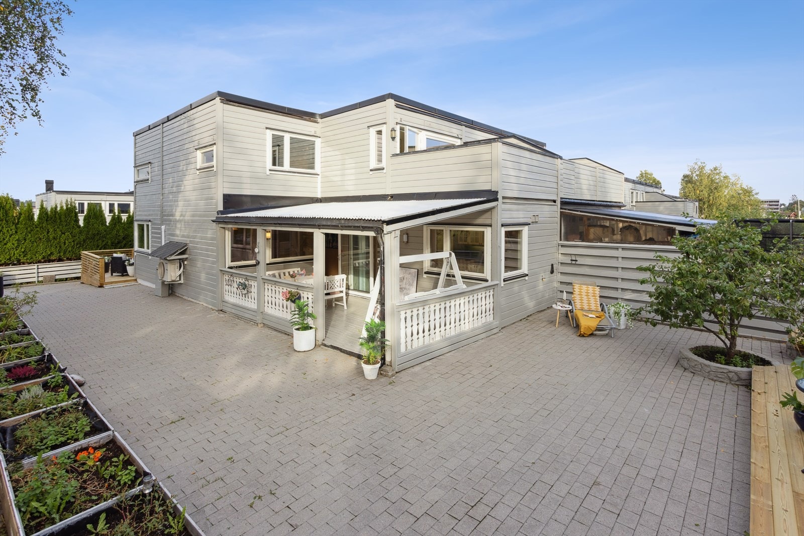 Velkommen til Landskronaveien 19 - et flott og familievennlig rekkehus over to plan med nydelige uteplasser! Galleribilde