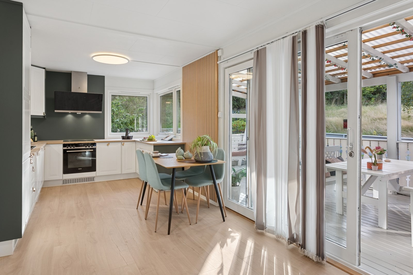 Moderne kjøkkeninnredning fra 2025. Utgang til terrasse på ca. 18,1 kvm! Galleribilde