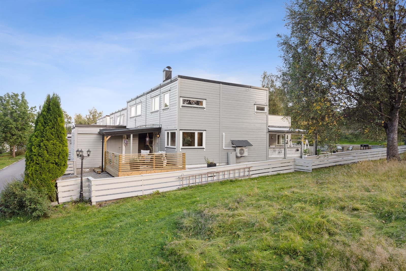 Boligen har en fin plassering på hjørnet og har usjenerte og flotte uteplasser. Det har vært utbedringer av utvendig fasade i regi av borettslaget i sommer (2025). Velkommen til visning! Galleribilde