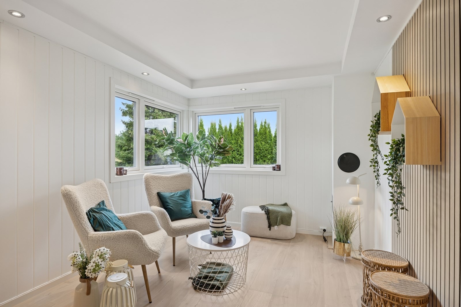 Lys og romslig stue med god plass til sofagruppe og annet ønskelig møblement. Galleribilde