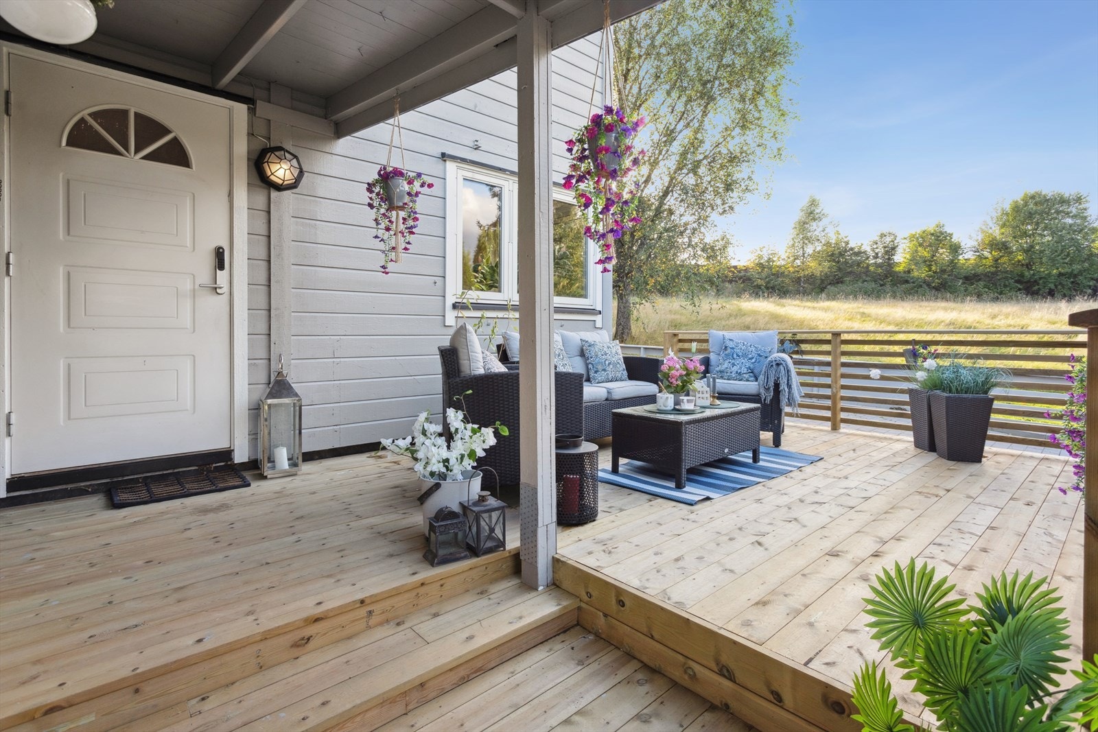 Koselig inngangsparti med platting. Galleribilde