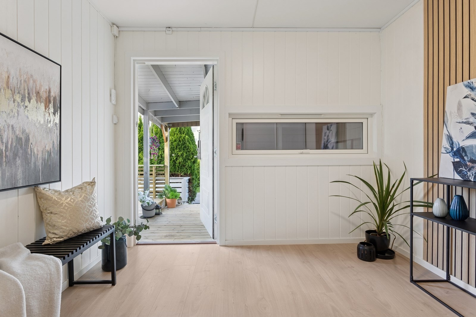 Velkommen inn i en romslig og innbydende entré som har rikelig med plass for oppbevaring av yttertøy. Her er det et praktisk garderobeskap med skyvedører. Galleribilde