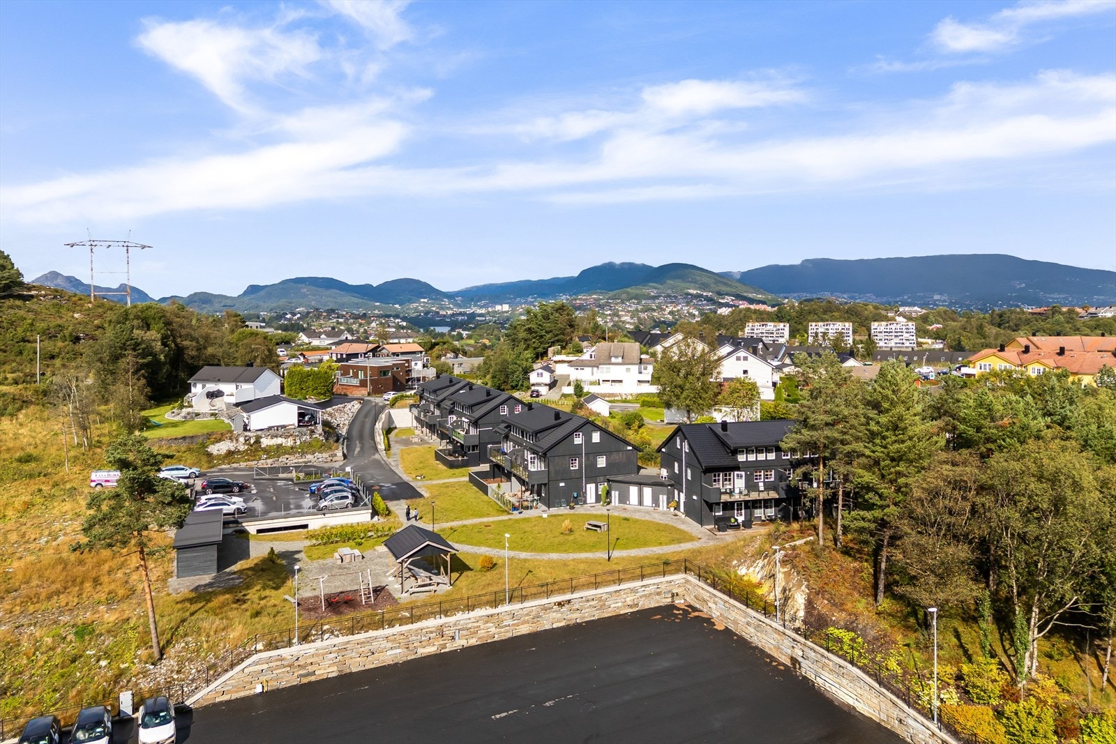 Boligen har en perfekt beliggenhet for de som har eller planlegger barn i fremtiden, men som samtidig vil ha kort vei til fasiliteter og arbeidsplass Galleribilde