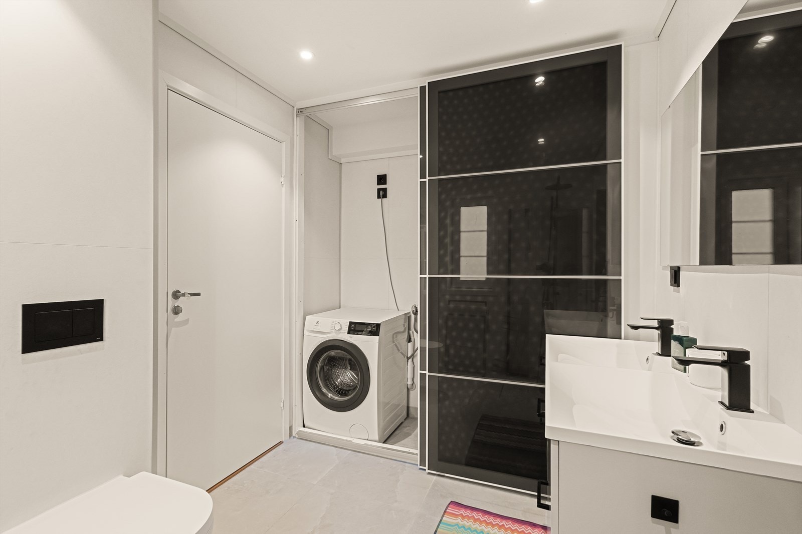 Opplegg for vaskemaskin bak skyvedør Galleribilde