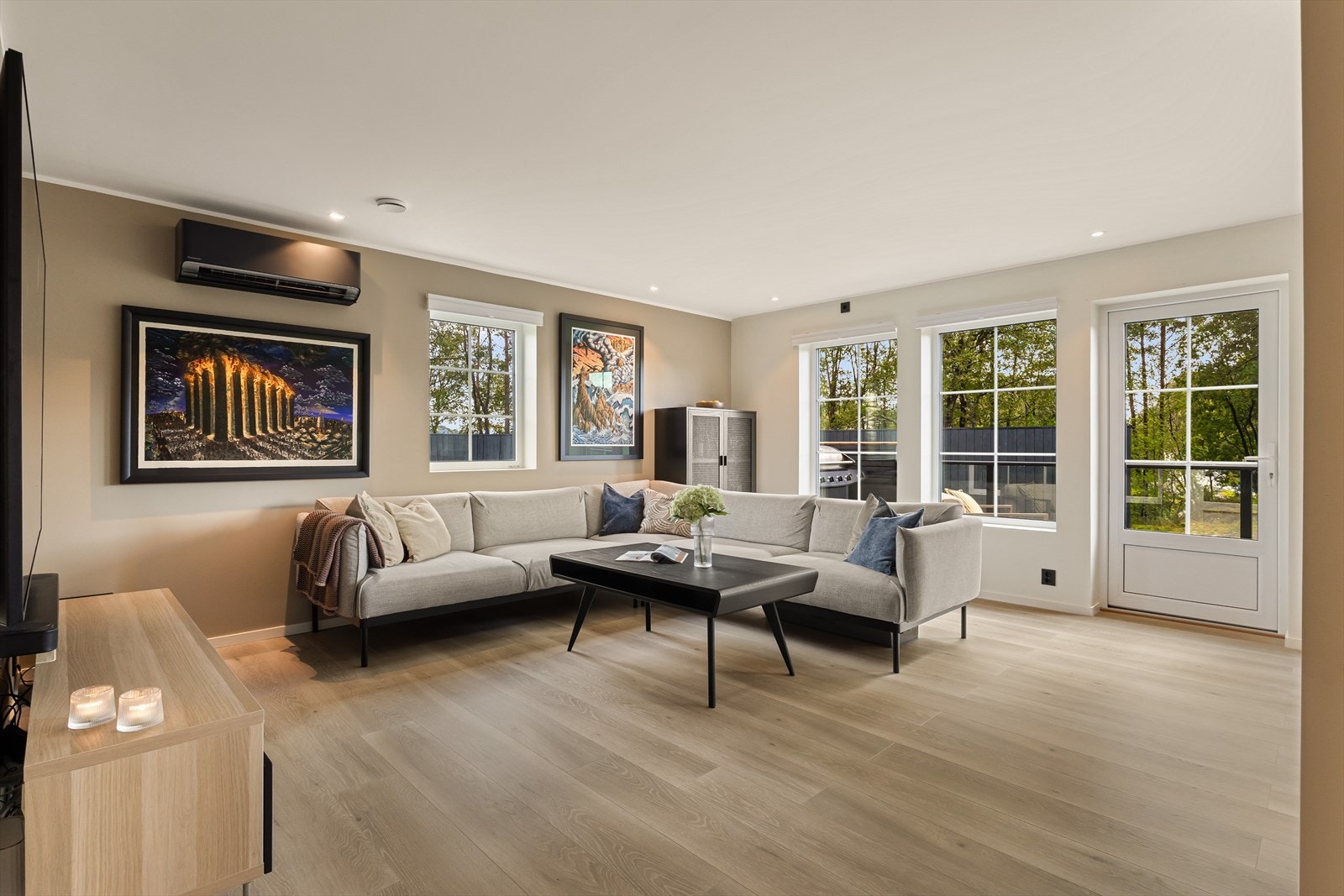 En romslig familiebolig med 2 romslige stuer, 3 soverom og 2 bad! Galleribilde