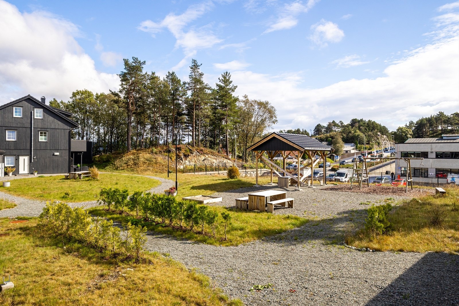 Flott opparbeidet fellesarealer med lekeplasser og attraktive grøntarealer Galleribilde