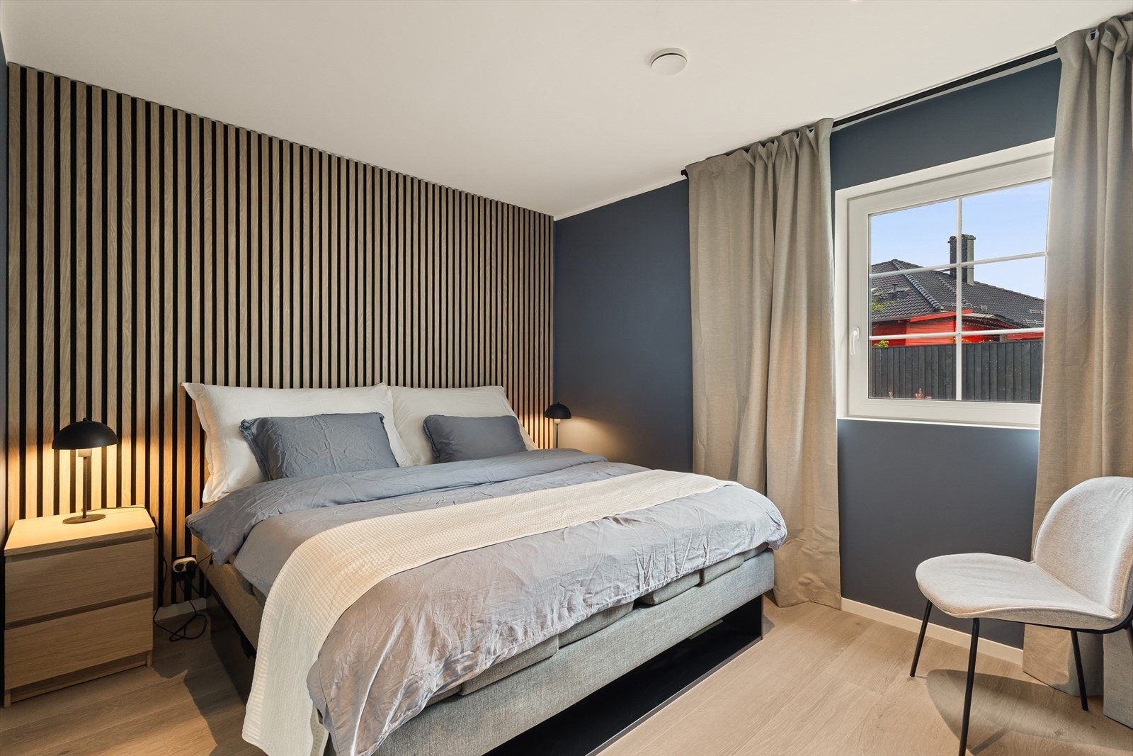 Lyst og moderne soverom i 1. etasje Galleribilde