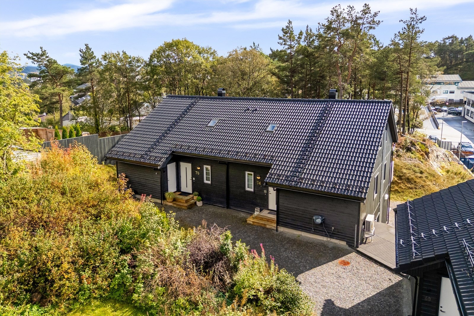 Boligen ligger i enden av en rolig gate i et barnevennlig nabolag. Merk at boligen har en romslig bod rett ved inngangsdøren Galleribilde