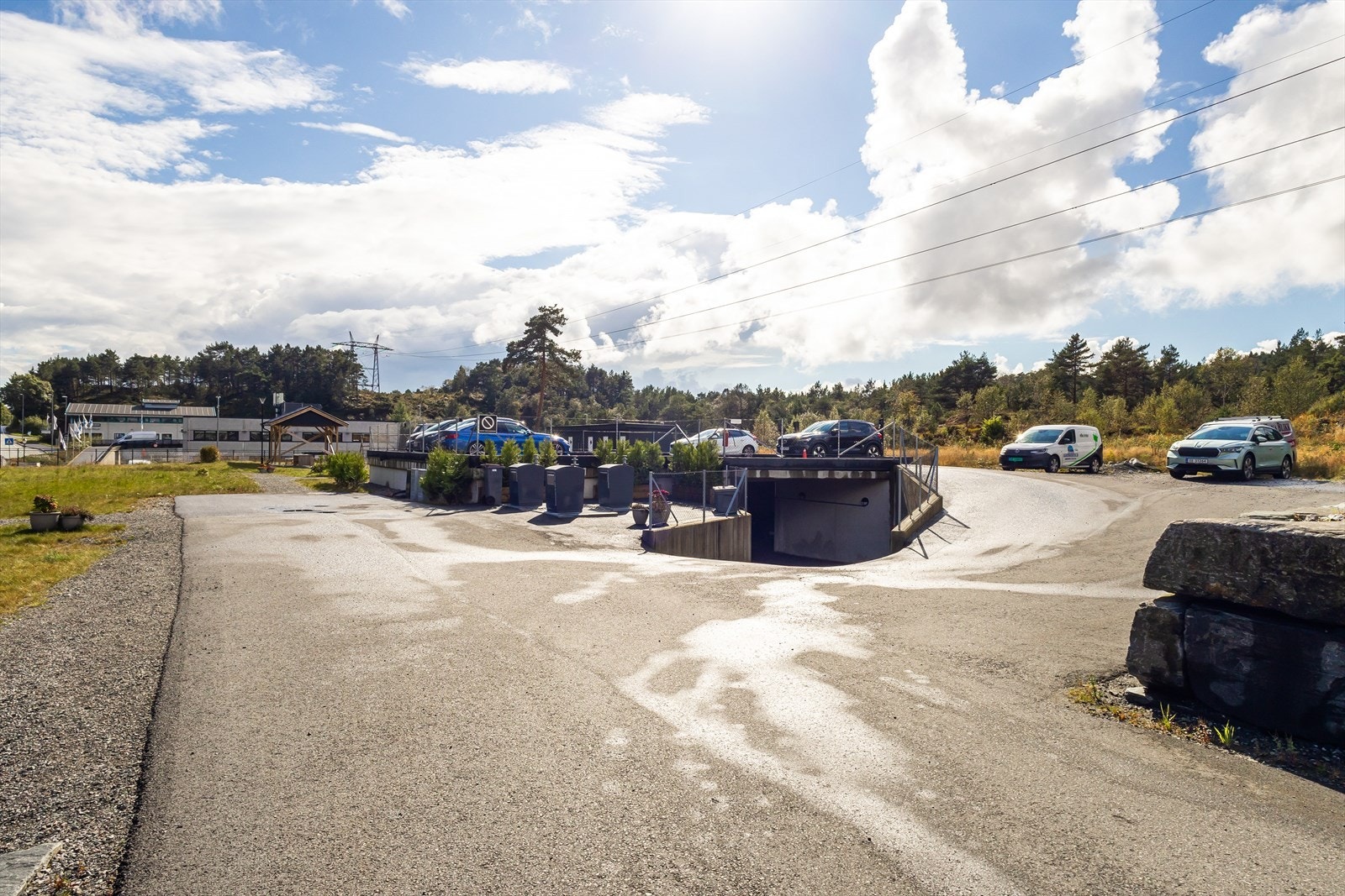 Det er rikelig med gjesteparkering oppå garasjeanlegget Galleribilde