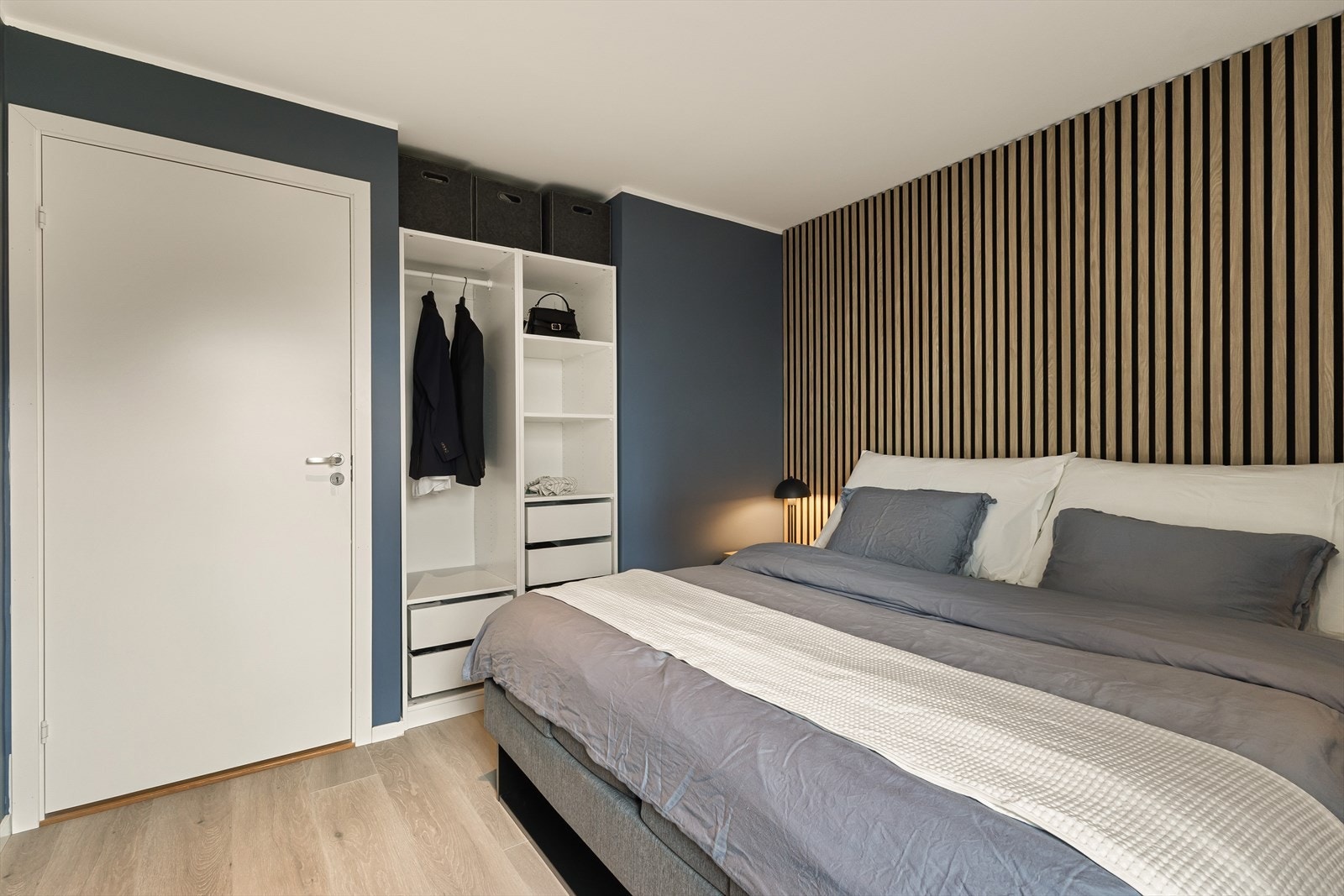 Praktisk innredet med en garderobe | Spiler i veggen Galleribilde